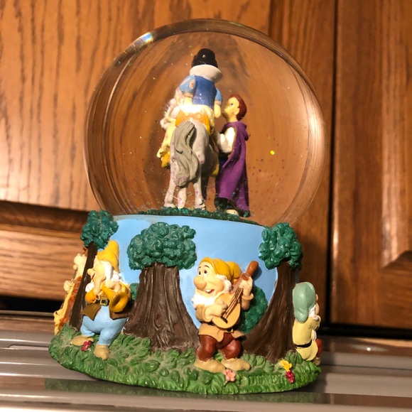🎠❤️Enesco Snow White Vintage Waterglobe- 422 $40 or $35 w/offer - Picture 3 of 3